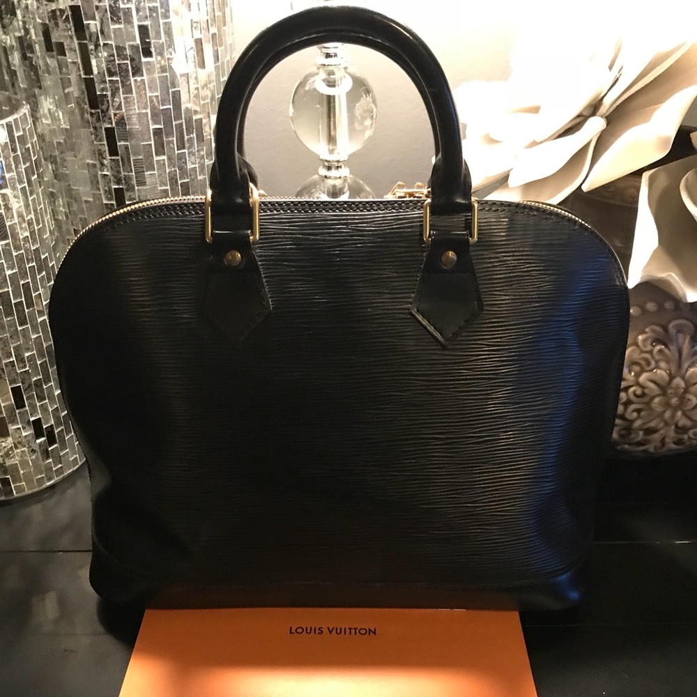 Beautiful Authentic Louis Vuitton Noir Alma Epi PM